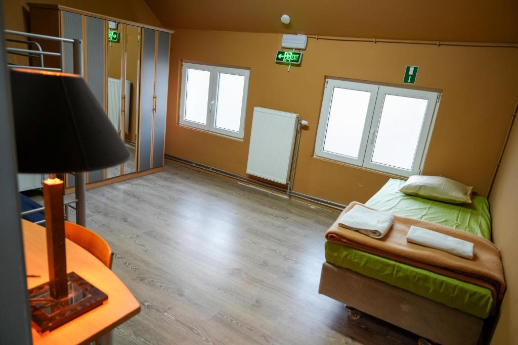 Postel nebo postele na pokoji v ubytování YOUR HOSTEL midi station