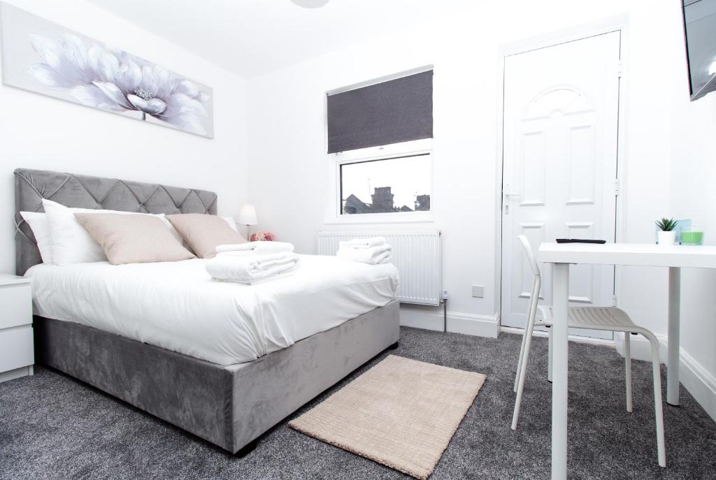 Postel nebo postele na pokoji v ubytování SAV Stays-4 Bed Town House, Harrow