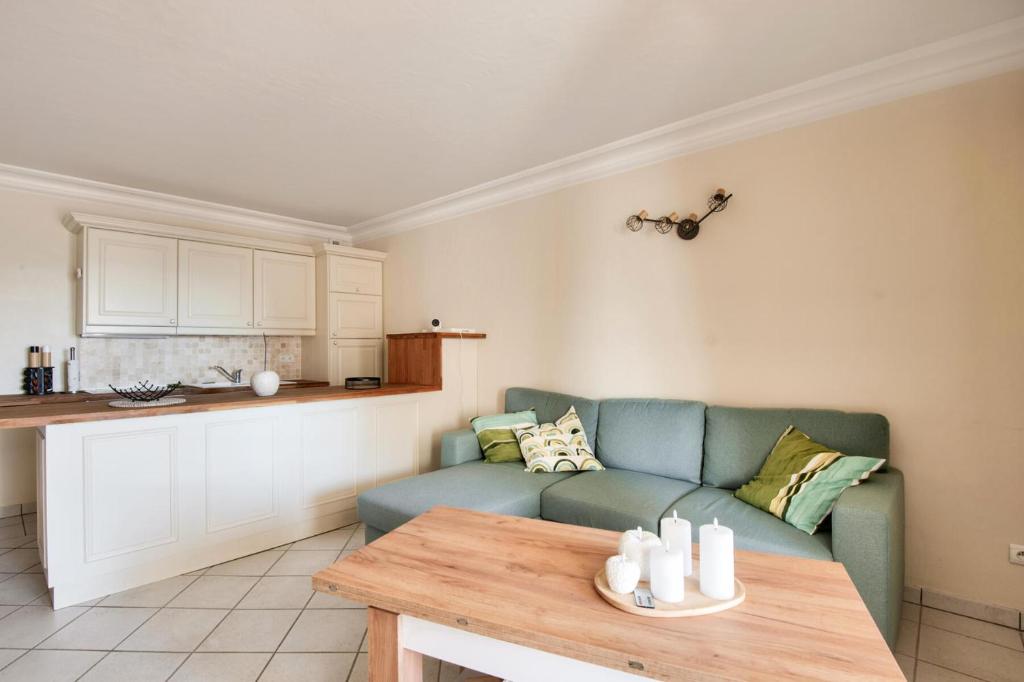 un salon avec un canapé et une table dans l'établissement Village Pont Royal en Provence - maeva Home - Appartement climatisé 3 pièces 6 personnes - Prestige MAE-9681, à Mallemort