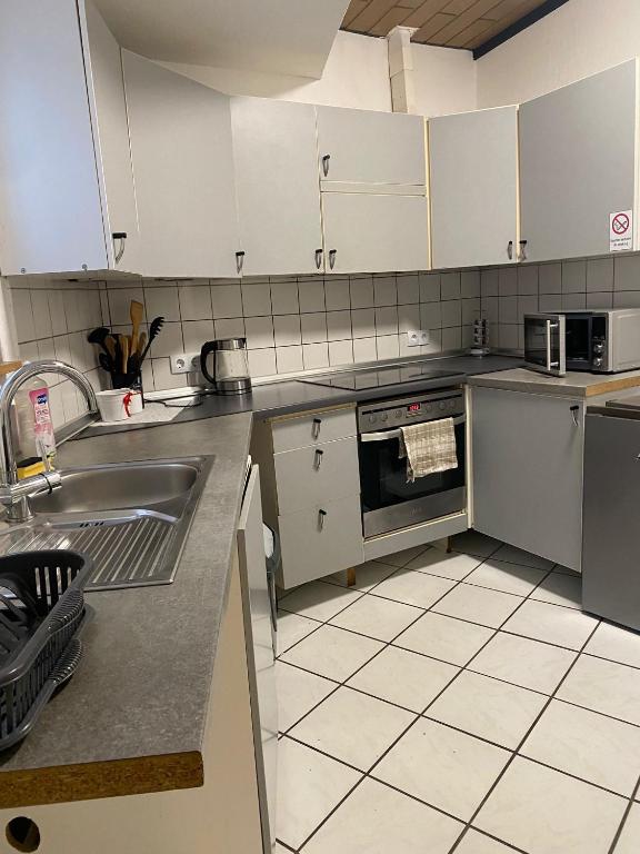 Kuchyň nebo kuchyňský kout v ubytování Ferienwohnung-Haus Saarbrücken