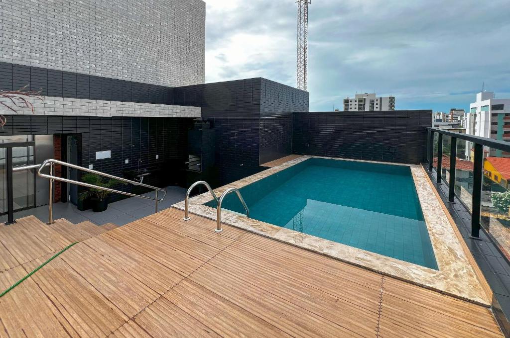 a swimming pool on the roof of a building at Flat Super Aconchegante Intermares 4 Pessoas in Cabedelo