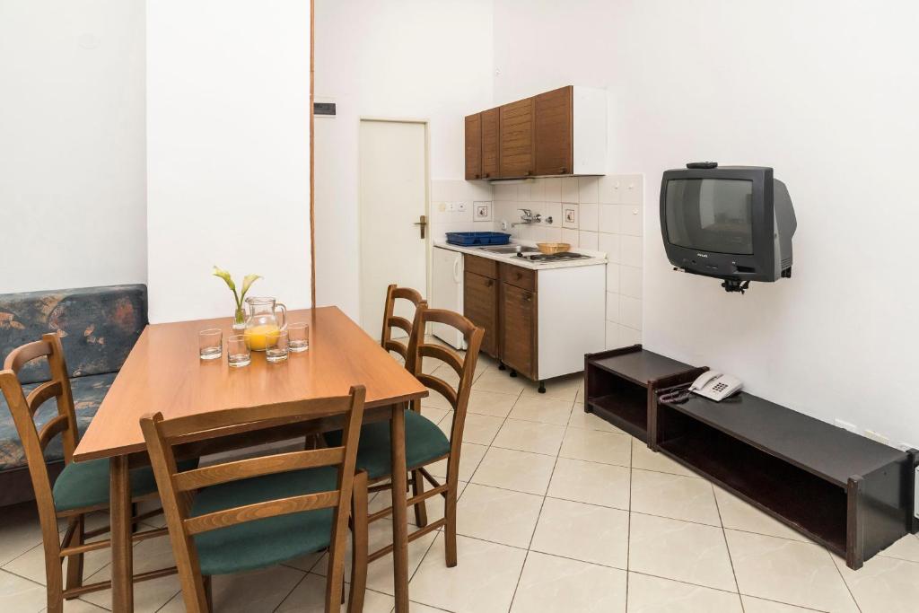 Kuhinja oz. manjša kuhinja v nastanitvi Apartments Kanegra Plava Laguna