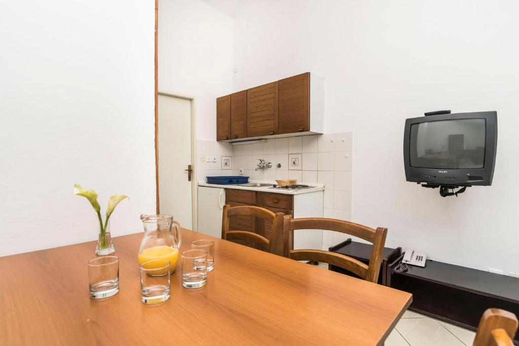 Kuhinja oz. manjša kuhinja v nastanitvi Apartments Kanegra Plava Laguna