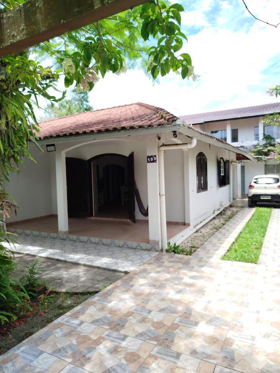 a view of a house from the driveway at Casa com piscina proximo da praia in Itapoa