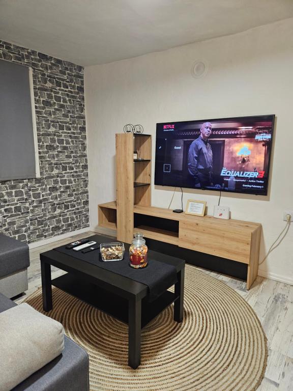 TV i/ili multimedijalni sistem u objektu Apartman Kućica - Netflix, besplatan parking Smederevo