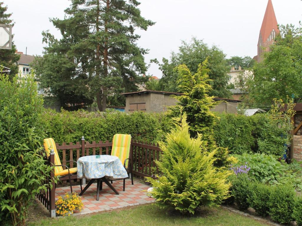 a patio with a table and chairs in a garden at Apartment near Castle Bothmer in Klütz