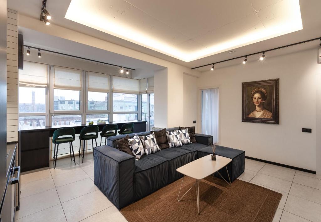 Family 2 bedroom apartment near Most City, 5 этаж في دنيبروبيتروفسك: غرفة معيشة مع أريكة وطاولة