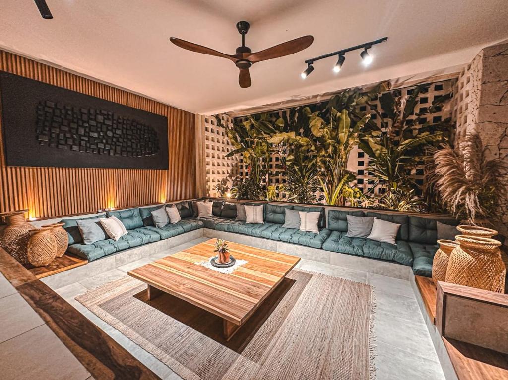 Een zitgedeelte bij MAPUWI Villa & Suite