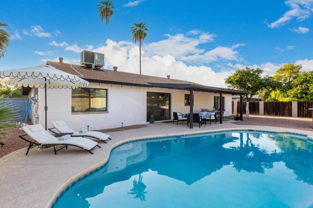 テンピにあるBroadway Palms Family Retreatの家の前のプール