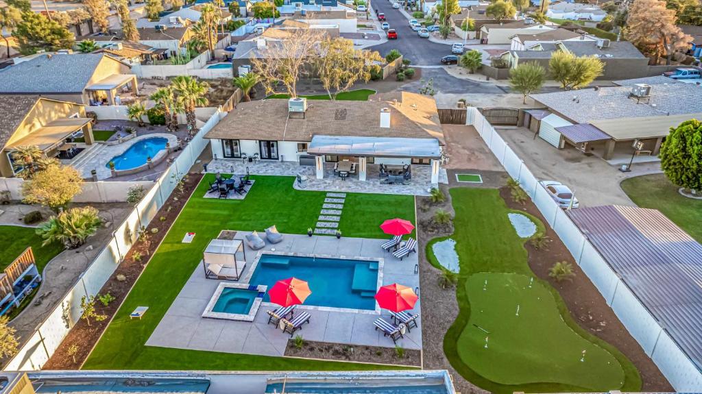 una vista aérea de una casa con piscina y patio en NEW - The Palmcroft Golf Escape, en Scottsdale