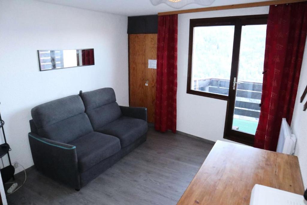 un salon avec un canapé et une table dans l'établissement Résidence Le Cairn - Studio pour 4 personnes MAE-4064, aux Orres