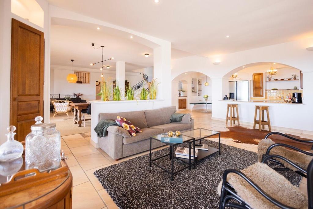 un salon avec un canapé et une table dans l'établissement Spectacular house, à Vence
