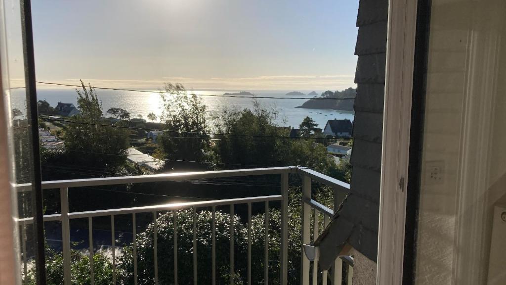 un balcon avec vue sur un plan d'eau dans l'établissement Villa Cancale, vue mer, 15 pers, plage à 200m, à Cancale