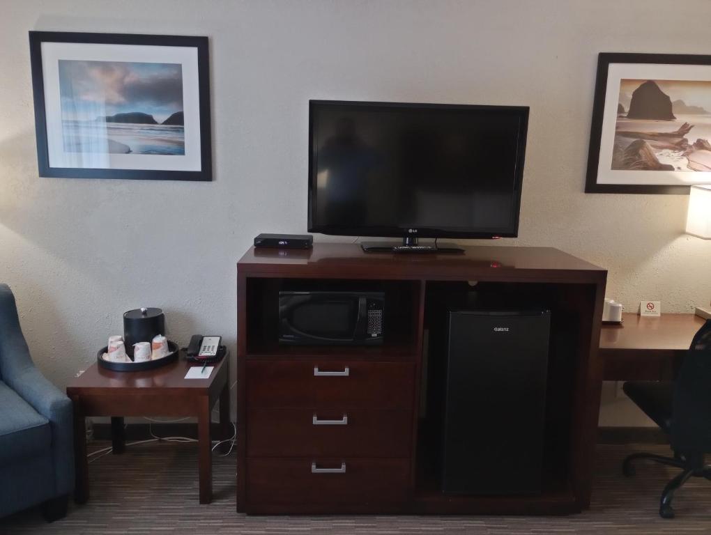 
Superior Efficiency Queen Room with Two Queen Beds - Non-Smoking
