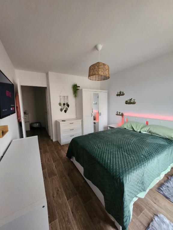 - une chambre avec un lit vert dans l'établissement Bali Forest Roissy CDG Airport - Paris Villepinte, à Marly-la-Ville