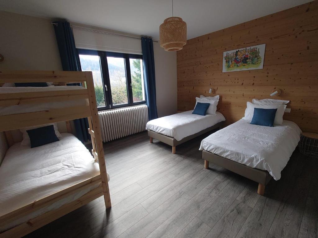 Postel nebo postele na pokoji v ubytování L'Impasse en Famille, appartement 2-6 personnes piscine et spa privés