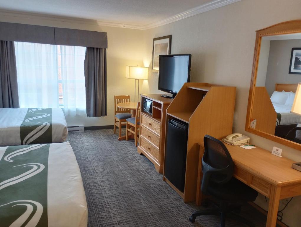Rúm í herbergi á Quality Inn Downtown Inner Harbour
