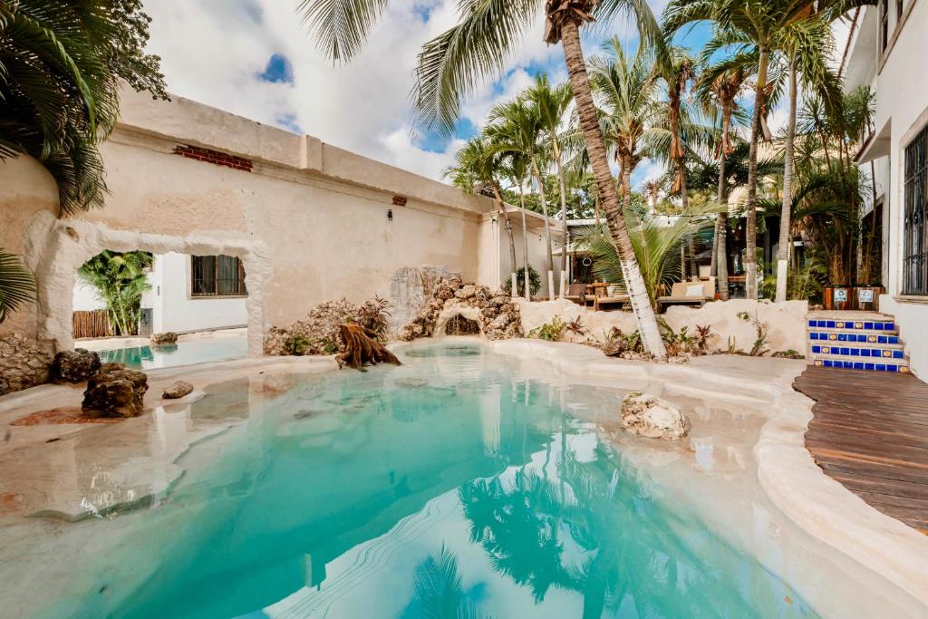 A piscina localizada em Enigmatic Hotel Experience ou nos arredores