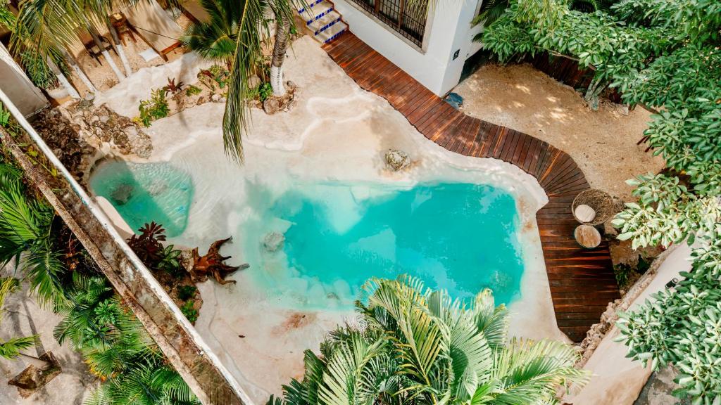 A piscina localizada em Enigmatic Hotel Experience ou nos arredores