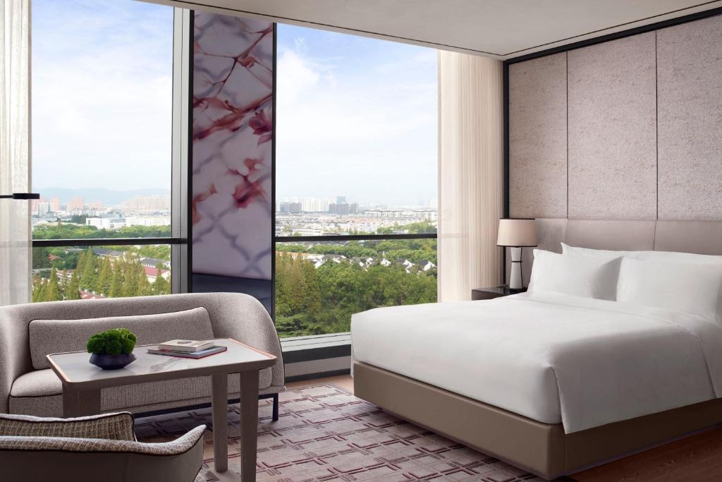 Postel nebo postele na pokoji v ubytování The Ritz-Carlton, Suzhou