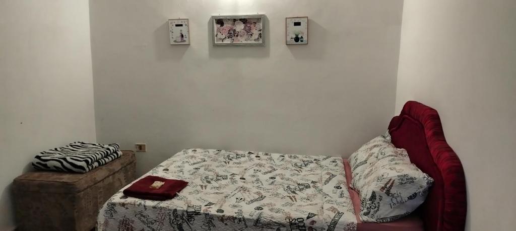 A bed or beds in a room at Hostal Maison Belle