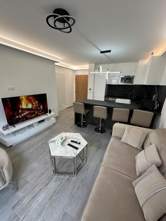 un salon avec un canapé et une cheminée dans l'établissement Villa normande, à Villeneuve-le-Roi