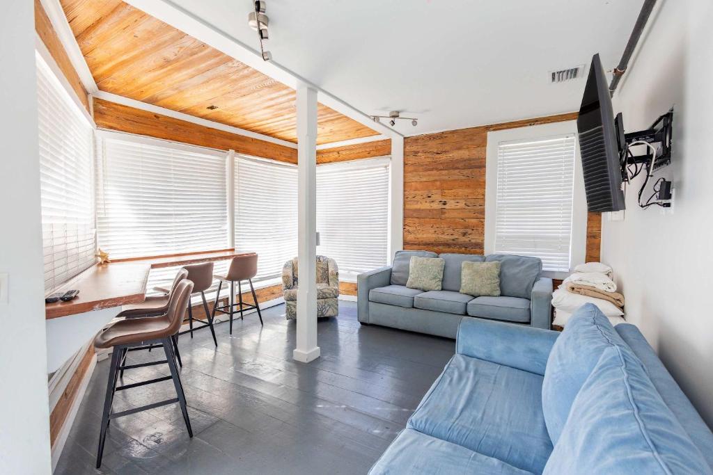 キーウェストにあるCommodore's Coveの青いソファとテーブルのあるリビングルーム