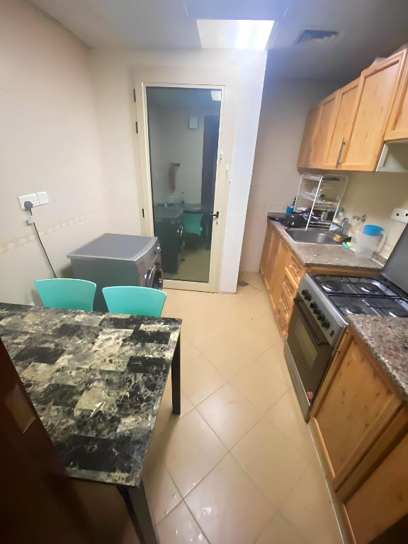 Kuchyň nebo kuchyňský kout v ubytování Abu Dhabi Comfortable