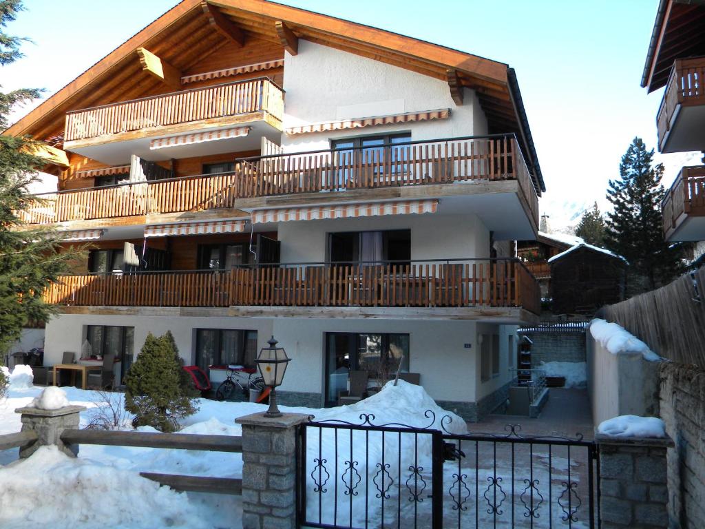 Casa grande con balcón en la nieve en Haus Andorra, en Zermatt