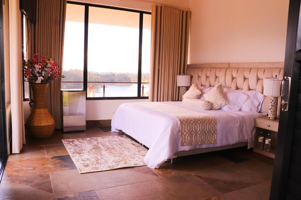 Postel nebo postele na pokoji v ubytování EL NiDO HOTEL GUATAPE