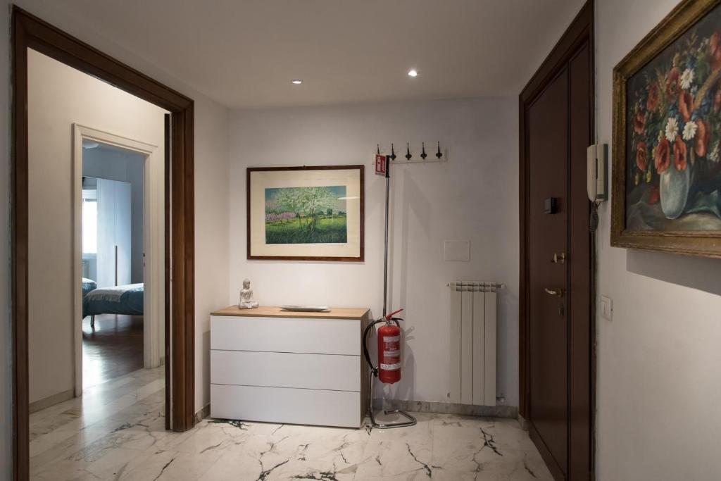 una stanza con una cassettiera e un quadro di Casa Eva - Roma a Roma