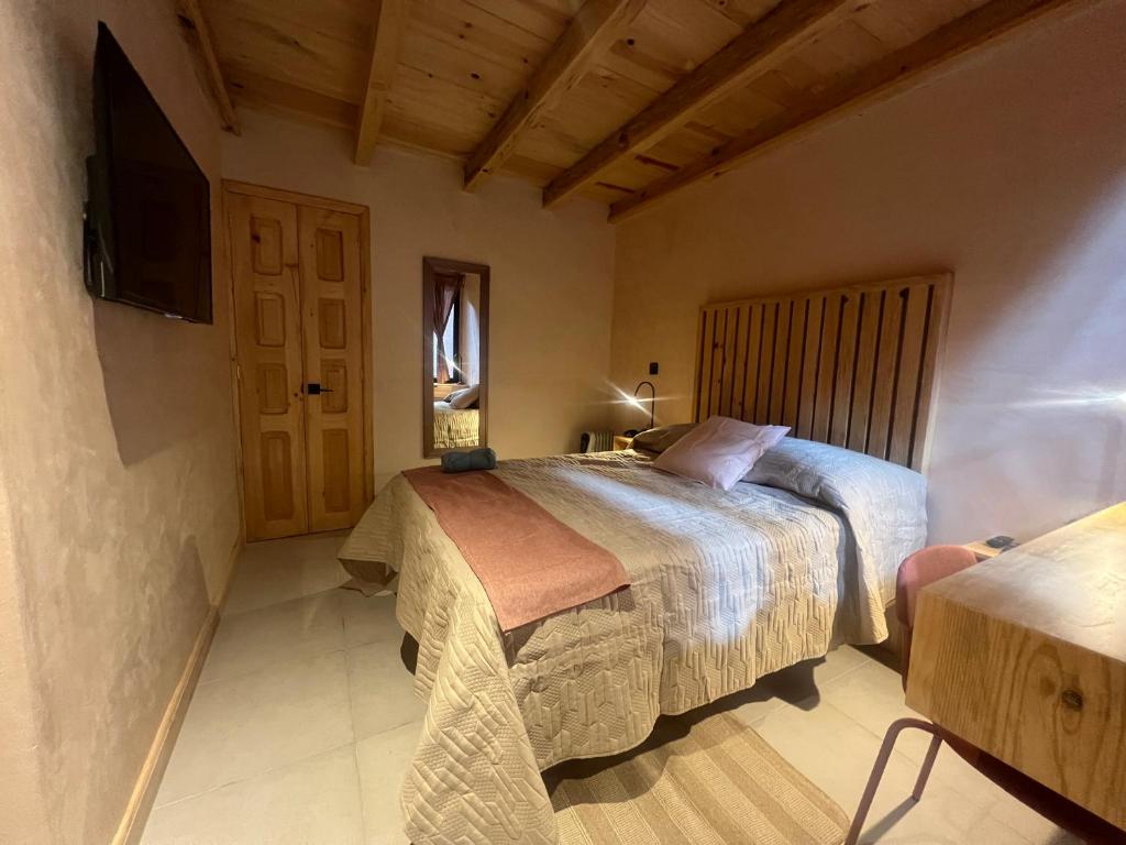 a bedroom with two beds and a flat screen tv at Casa Coco H2 Arena in San Cristóbal de Las Casas