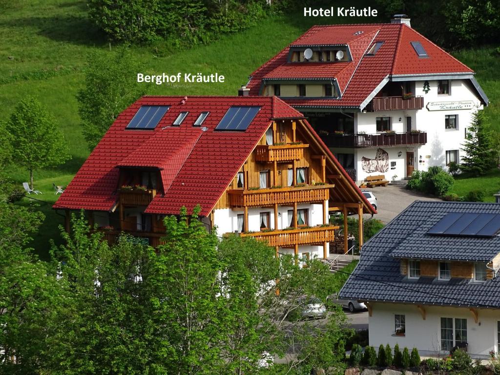 Schwarzwald-Hotel Kraeutle في فيلدبرج: مجموعة من المنازل التي توجد على سطوحها ألواح شمسية