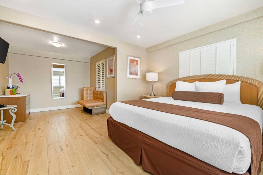 a bedroom with a large bed and a desk at Best Western Downtown San Diego in San Diego