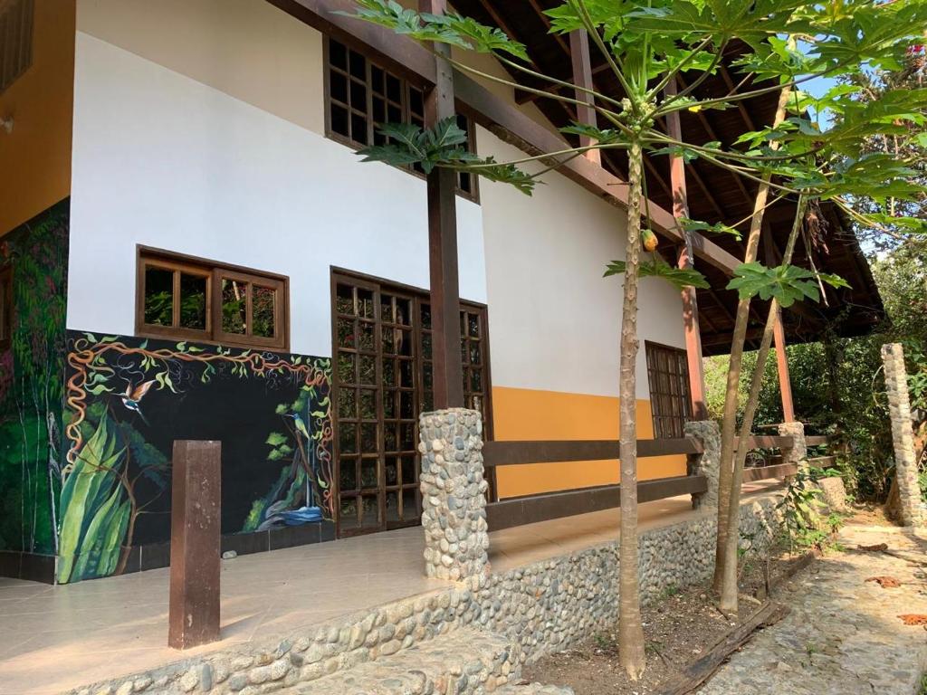 Taman di luar La Posada de las Aves