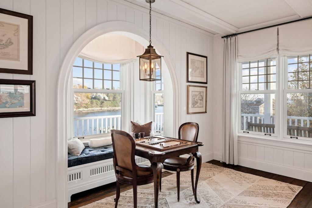 une salle à manger avec une table, des chaises et des fenêtres dans l'établissement White Cottage, à Chester