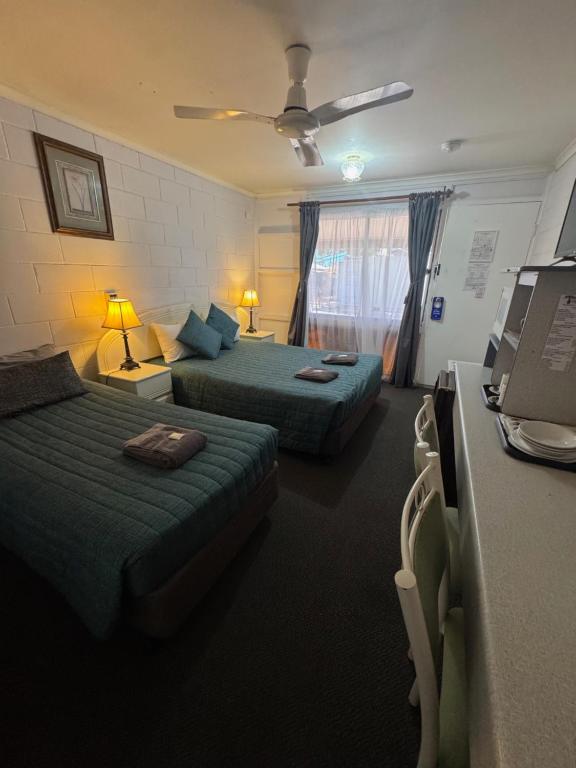 Postel nebo postele na pokoji v ubytování Warrego Motel