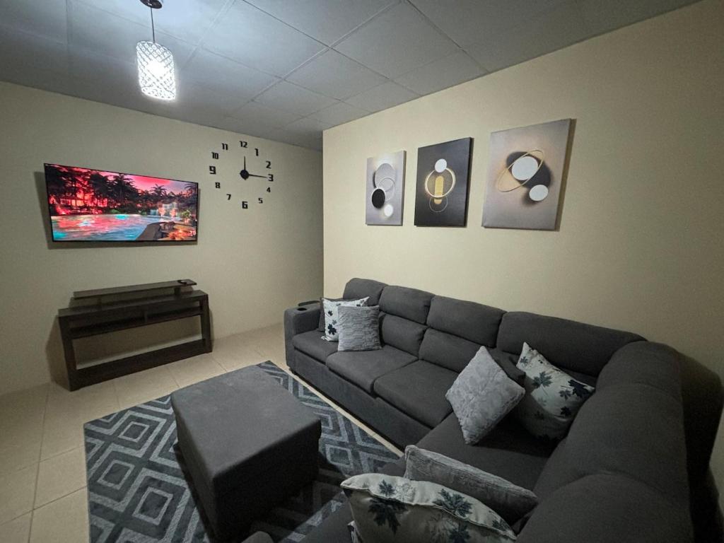 Χώρος καθιστικού στο Classic Modern Spacious Apartment