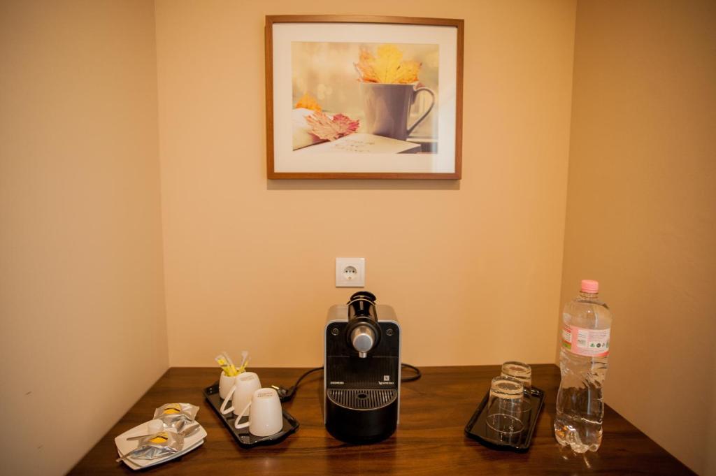 Příslušenství pro přípravu čaje a kávy v ubytování Braun Rooms Deluxe
