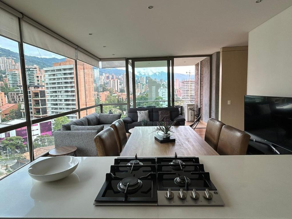 une cuisine avec une cuisinière dans un salon dans l'établissement Amazing 3 bedroom near Provenza- El Poblado 701, à Medellín