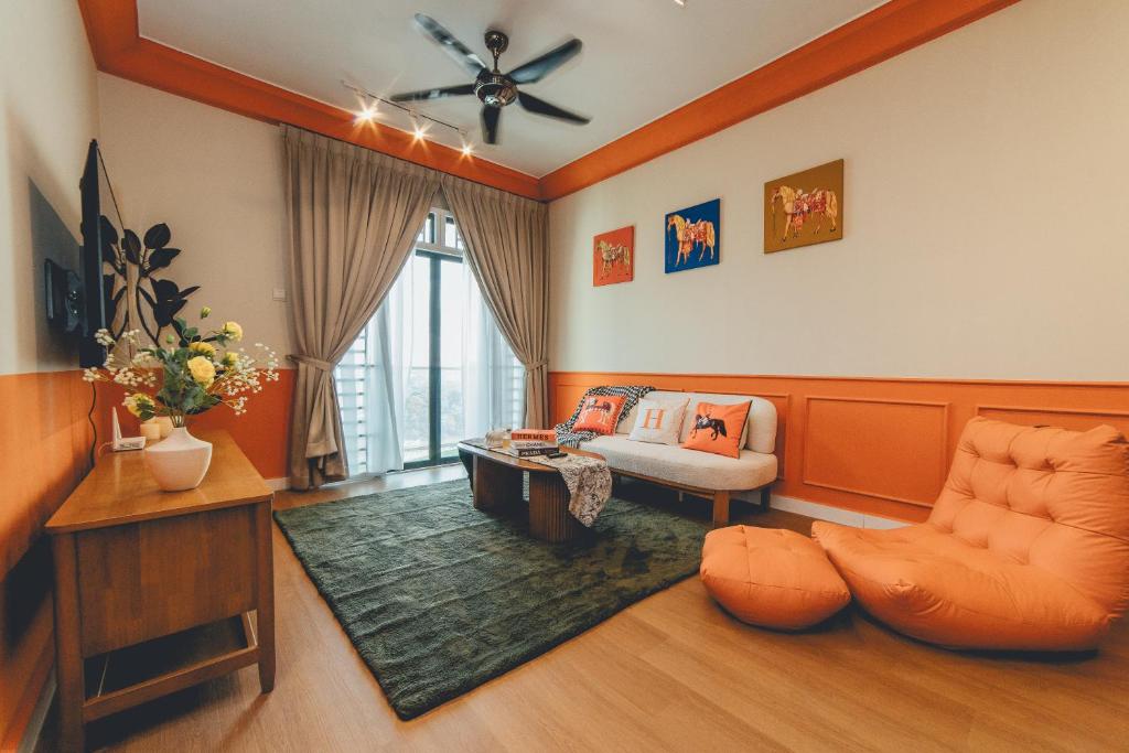 un salon avec un canapé et une chaise dans l'établissement Platino Hermès Palette 3BR 6pax nr Paradigm mall by Our Stay, à Johor Bahru