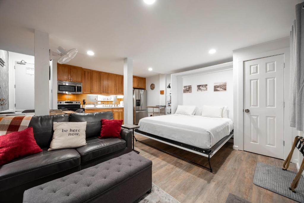 Stunning Deluxe King Studio #124 at Donner Lake Village, Truckee ...