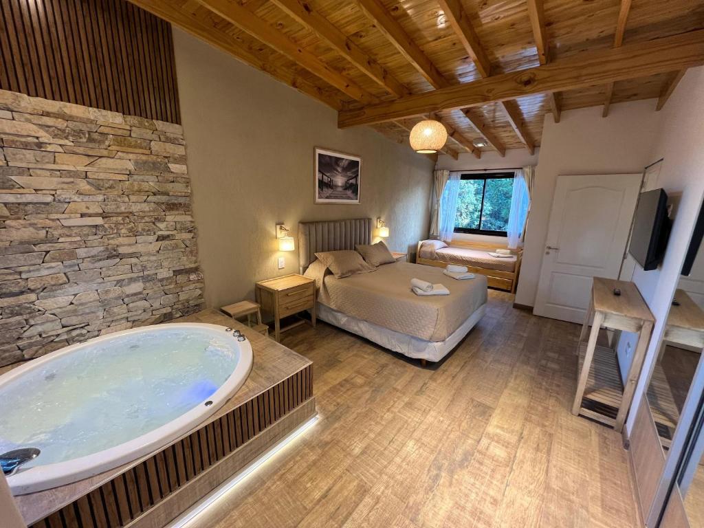 Santa TeresitaにあるBrisas del Jaguel Depto 6のベッドルーム1室(バスタブ付)、