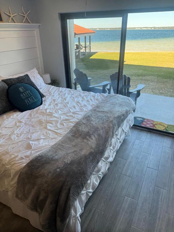 เตียงในห้องที่ Sunset Harbor Palms 1-108