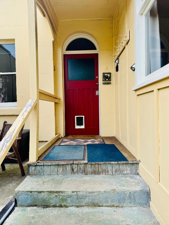 The Italian Warehousemen - Resim 10