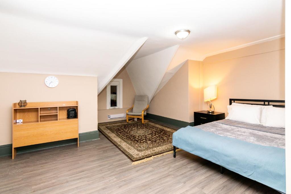 Downtown Retreat, Spacious 3-Bedroom Urban Getaway - Chambre De Réconfort
