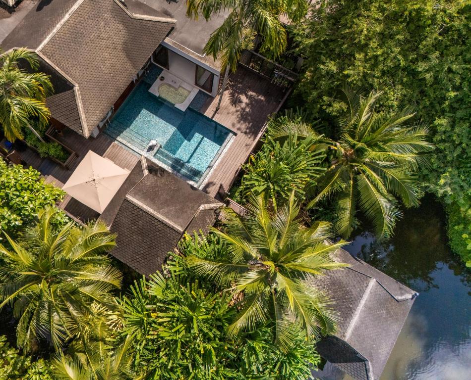 Der Swimmingpool an oder in der Nähe von Anantara Mai Khao Phuket Villas