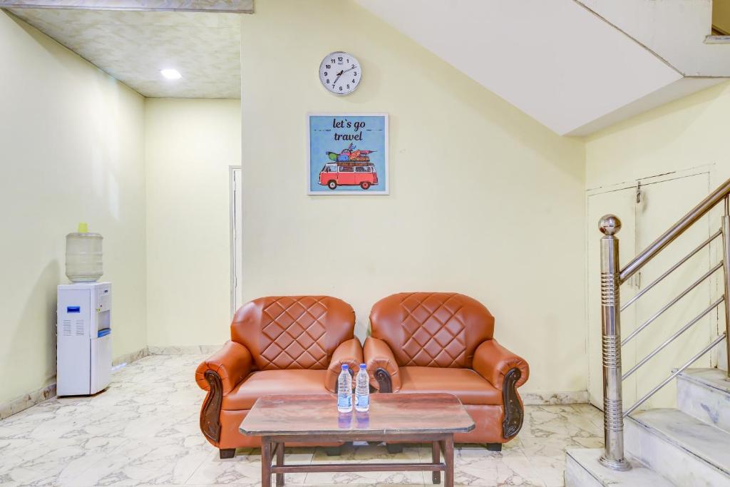 Posezení v ubytování Hotel O 74192 Vishwakarma Palace