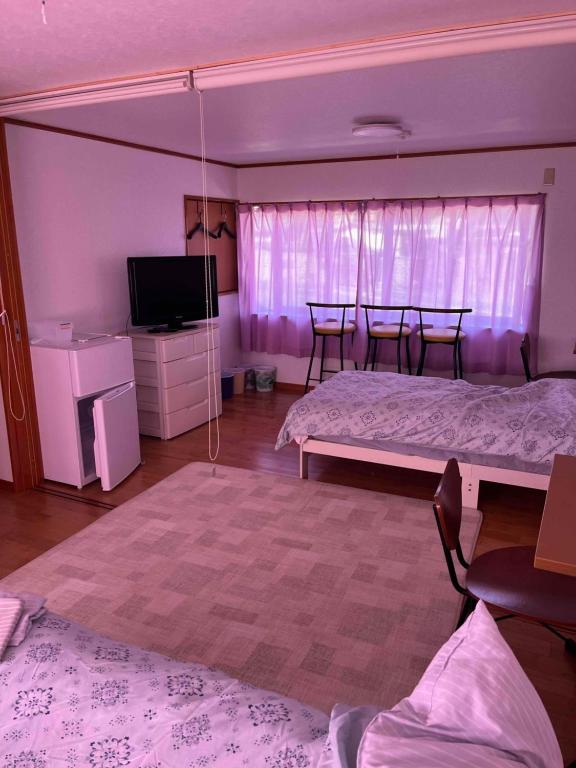 TV a/nebo společenská místnost v ubytování 最高ランク飛騨牛の希少部位と地元野菜の炭火焼きを堪能できる宿ゲストハウスつぐや
