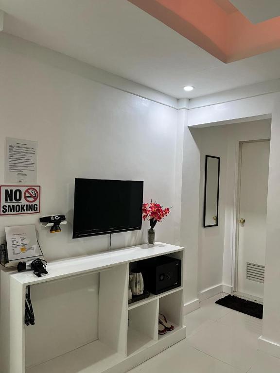 TV a/nebo společenská místnost v ubytování Carandang Tourist Inn